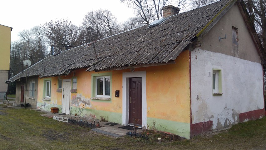 Warunki mieszkalne w jakich mieszka 7-letni Ksawery są...