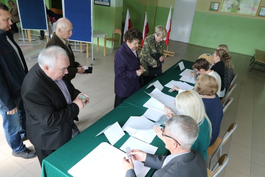 Wybory do Parlamentu Europejskiego 2019 w Kielcach. Z rana tłumy w lokalach wyborczych (ZDJĘCIA)