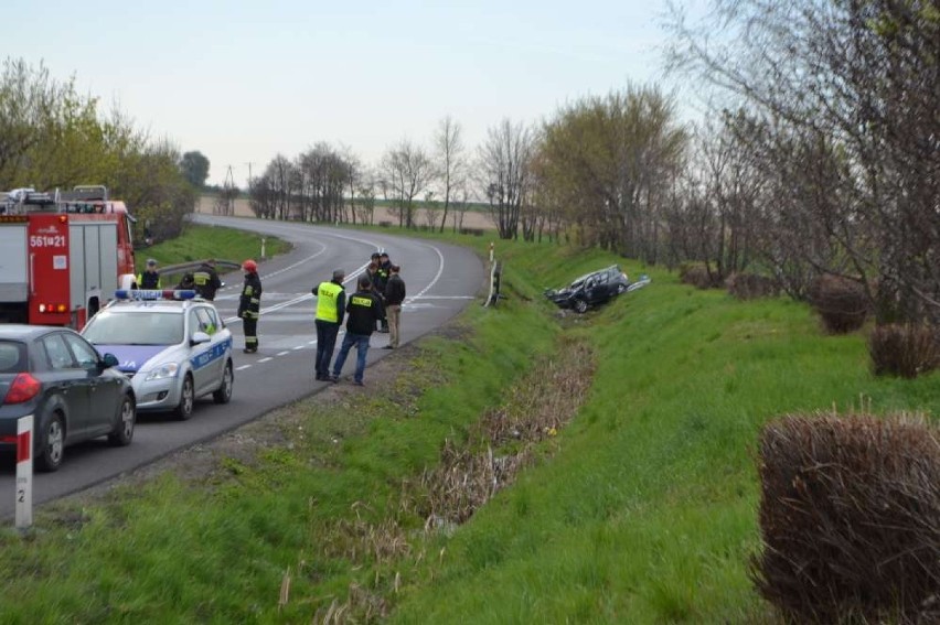 Wypadek w Pleszewie: Auto dachowało, stanęło w ogniu....