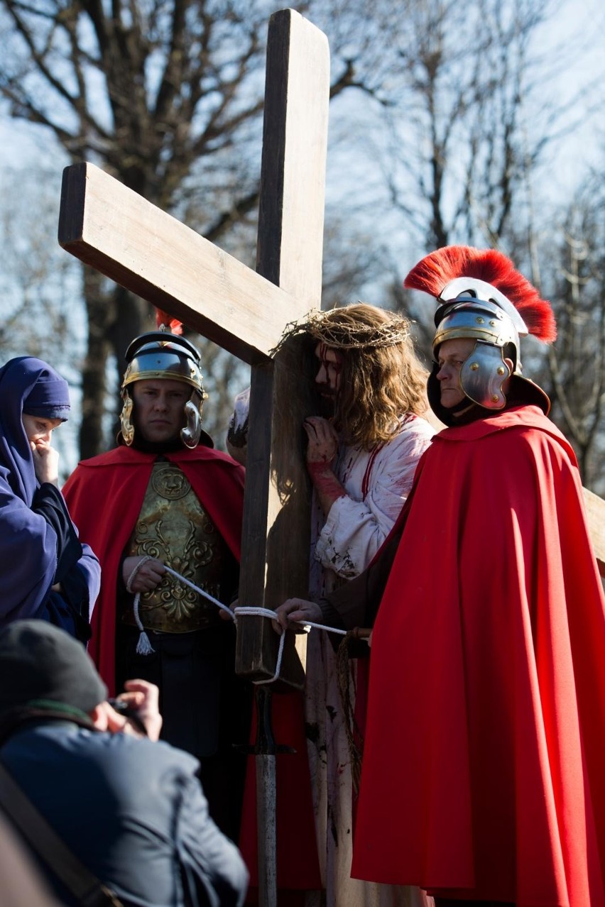 Jezus niesie krzyż - obok żołnierze rzymscy