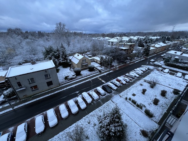 W sobotę 25 listopada mieszkańców Śląskiego powitał śnieg. Tak wyglądała rano CzeladźZobacz kolejne zdjęcia/plansze. Przesuwaj zdjęcia w prawo naciśnij strzałkę lub przycisk NASTĘPNE