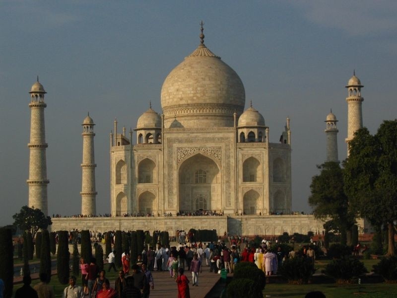 Slynna świątynia milości Taj Mahal wygląda olśniewająco. Ale...
