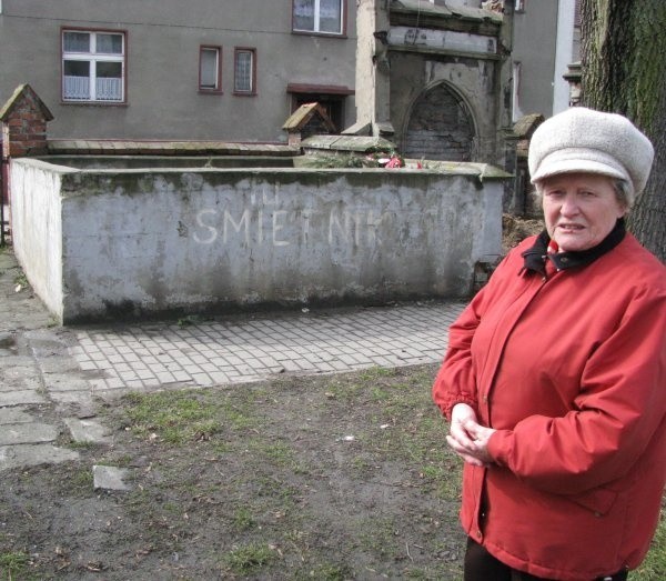 Są świadkowie, którzy widzieli jak grzebano je w miejscu, w którym od kilkunastu lat stoi duży betonowy śmietnik.