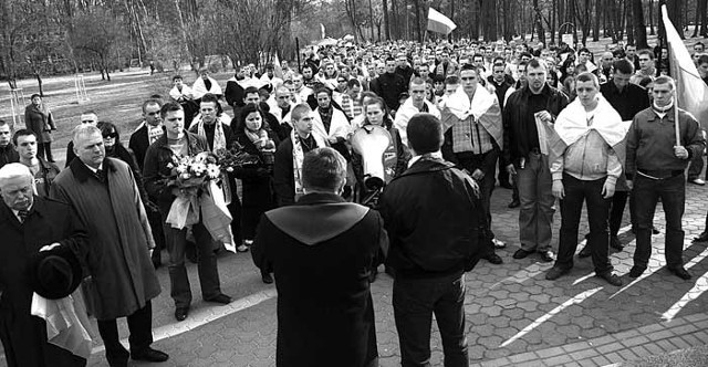 Kibice Jagiellonii tłumnie wzięli udział w marszu ku czci poległych w katastrofie pod Smoleńskiem