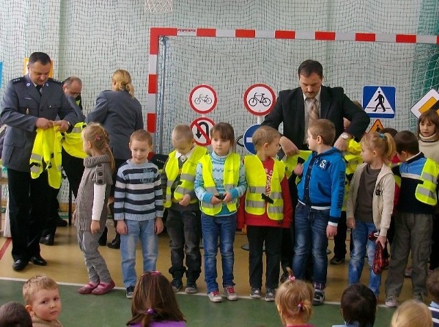 Naczelnik Wydziału Prewencji i Ruchu Drogowego w Końskich komisarz Grzegorz Michorek i wójt Słupi Witold Wójcik rozdawali dzieciom kamizelki.