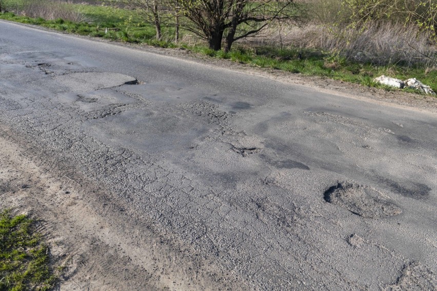 Powiat proszowicki planuje w tym roku wyremontować kilka odcinków dróg, które znajdują się w fatalnym stanie