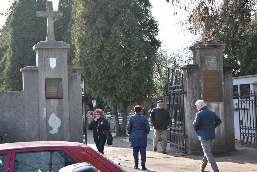 Uwaga kierowcy! Przy cmentarzach w Oświęcimiu, Kętach i Brzeszczach będzie zmieniona organizacja ruchu [ZDJĘCIA]