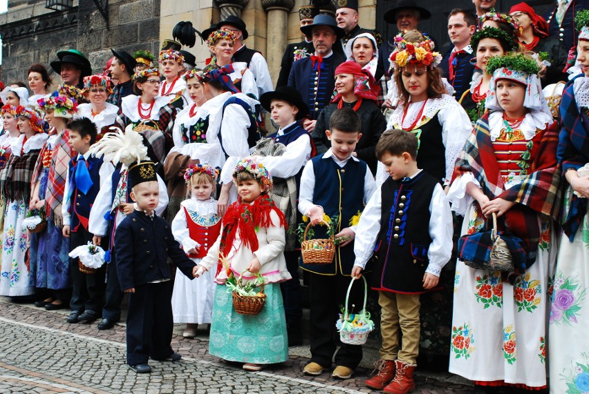 W Bytomiu-Rozbarku święcili pokarmy wielkanocne w strojach...