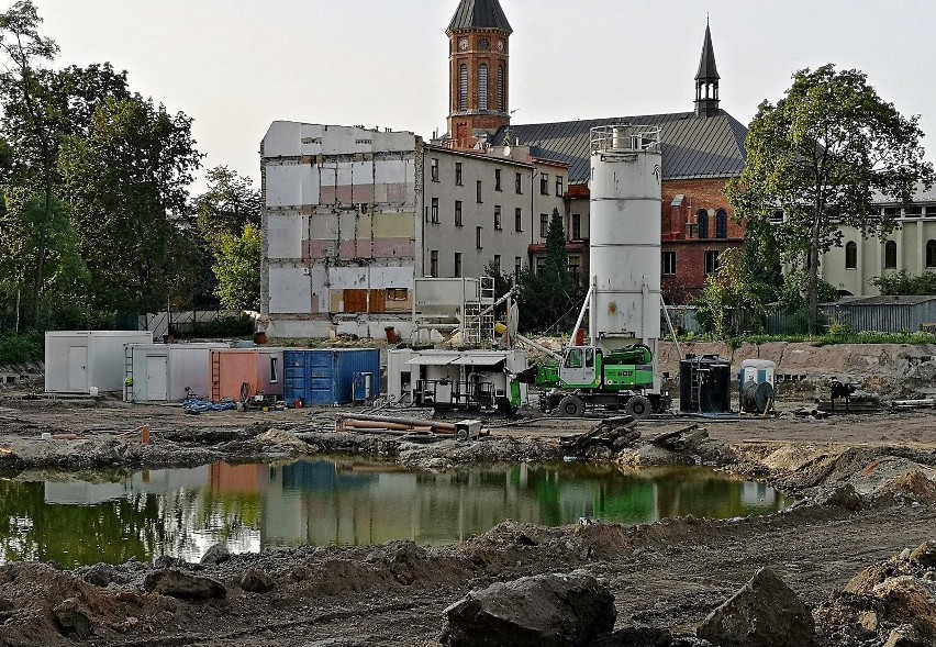 Kraków. Tak wygląda teren budowy po wyburzeniu szpitala kolejowego [ZDJĘCIA]