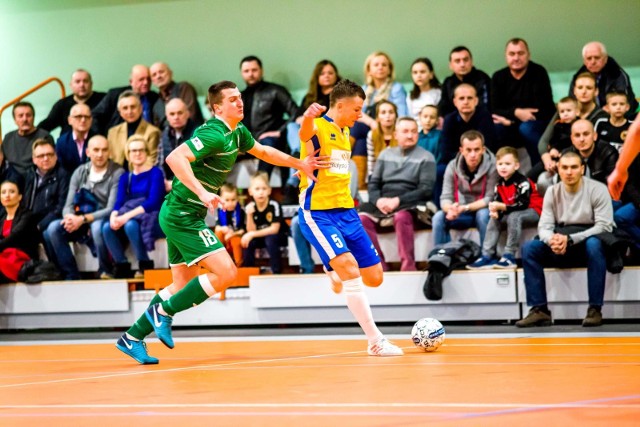 Futsaliści MOKS (na żółto-niebiesko) powalczą o awans do półfinału halowego Pucharu Polski