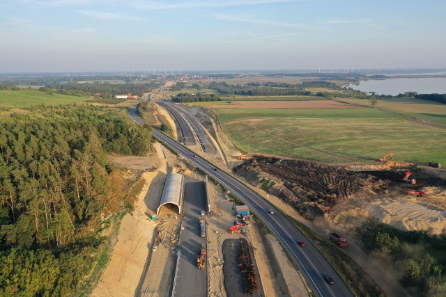 W ramach kontraktów powstanie siedem węzłów drogowych, z czego cztery na odcinku Świnoujście - Dargobądz i trzy na odcinku Dargobądz - Troszyn. Budowa dwujezdniowej drogi będzie się wiązała z przebudową istniejących i budową nowych obiektów mostowych