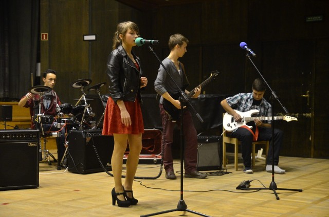 Grupa z IV LO w Poznaniu zaśpiewała piosenkę zespołu Snow Patrol "Open Your Eyes"
