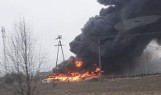 Pożar składowiska opon koło Opoczna. Toksyczna chmura nad okolicą wsi Owadów. Pożar gasi kilkanaście zastępów straży pożarnej