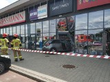Wypadek w Radzionkowie. Samochód osobowy wjechał w witrynę sklepową. 76-letni kierowca zasłabł podczas jazdy