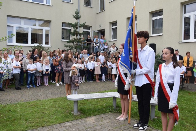 Uczniowie Szkoły Podstawowej nr 3 w Pruszczu Gdańskim podczas rozpoczęcia roku szkolnego