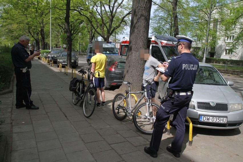 Wypadek na Olszewskiego. Rowerzysta potrącił kobietę na chodniku (ZDJĘCIA)
