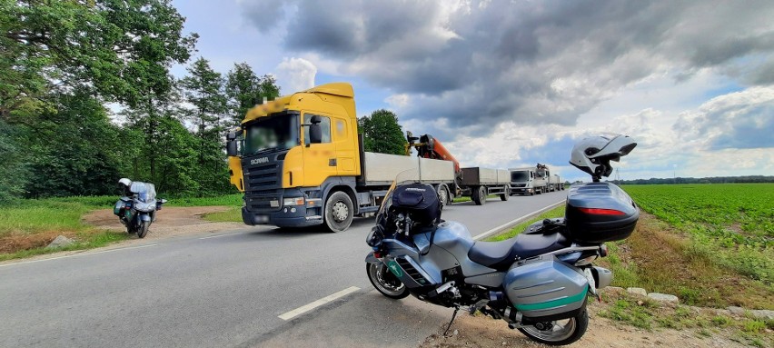 Kontrola drogowa ciężarówek na drodze w gminie Miękinia