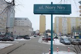 Ulica Nory Ney w Białymstoku. Kierowcy parkują tu non stop. Piesi mają dość i nie chcą chodzić między autami
