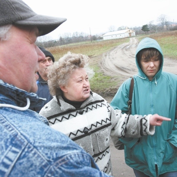 Na Lodowej gorąco. Ludzie mówią o swoich kłopotach. - Miasto nic, tylko obiecuje - złości się Agnieszka Mancewicz (w środku).