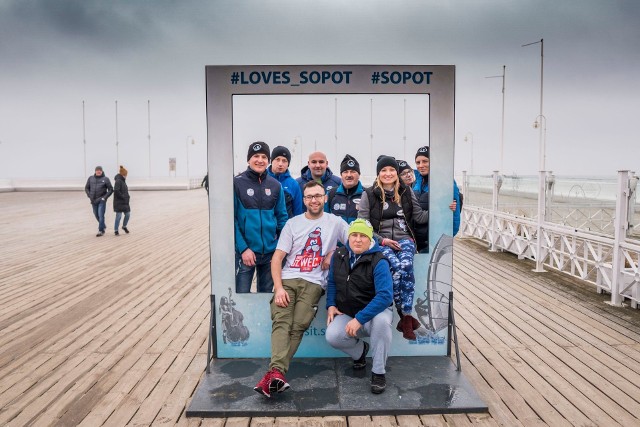 Członkowie Klubu Morsów „Pingwiny z Państwa Jarocin” z Jarocina na molo w Sopocie po powrocie ze Szwecji