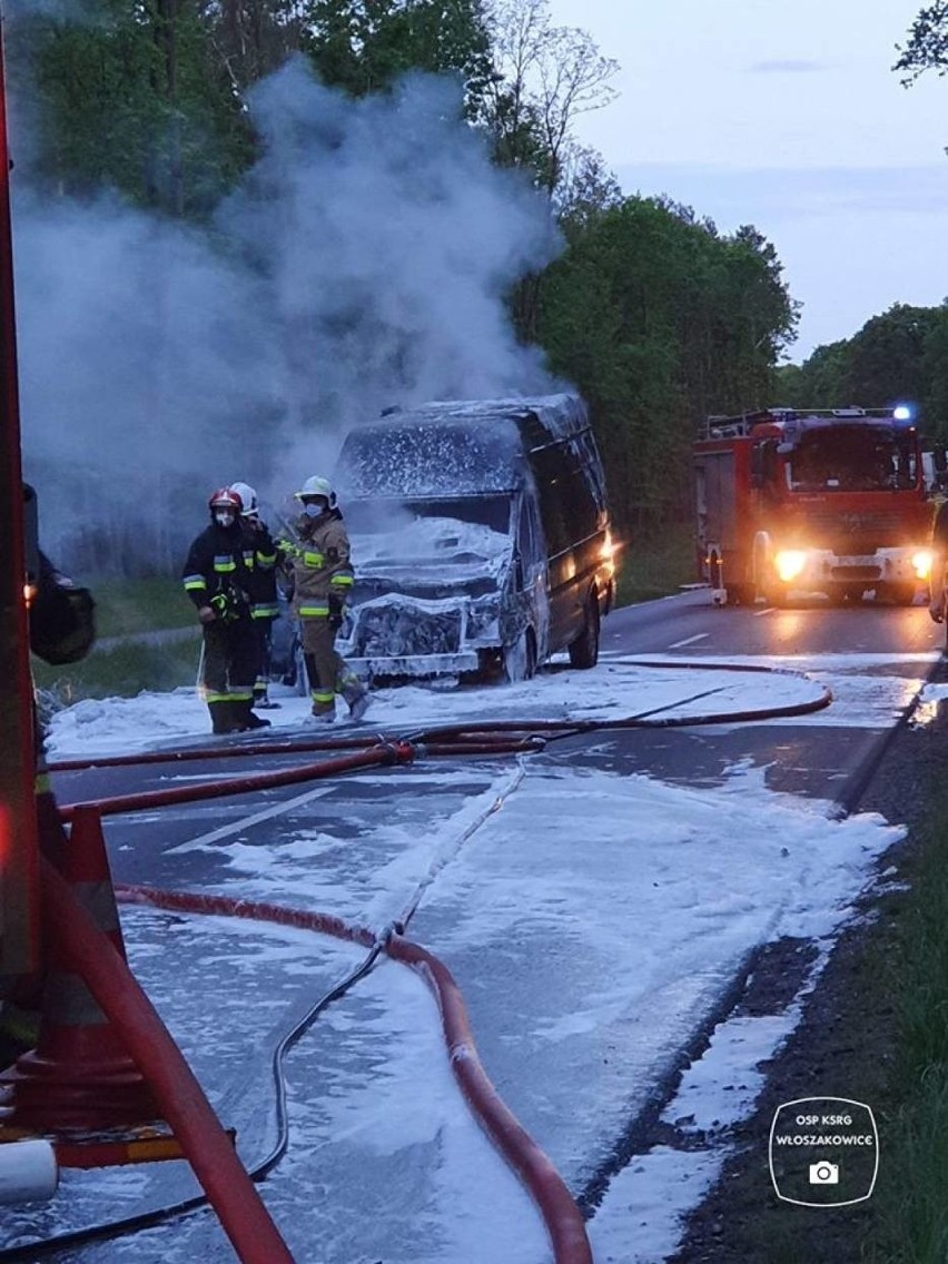 Po zderzeniu z jeleniem samochód zaczął się palić. Kierowca...