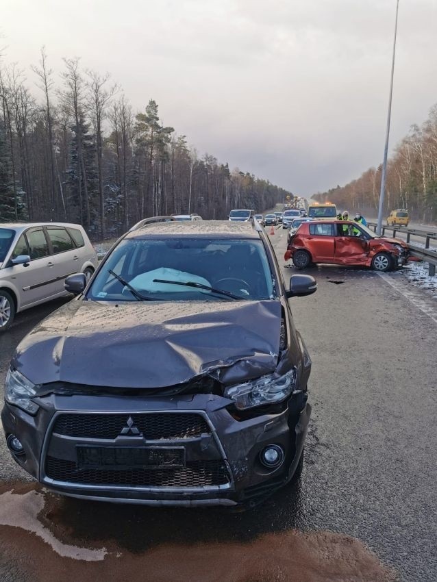 Zderzenie dwóch samochodów na S7 w Barczy. Pas w kierunku Krakowa był zablokowany