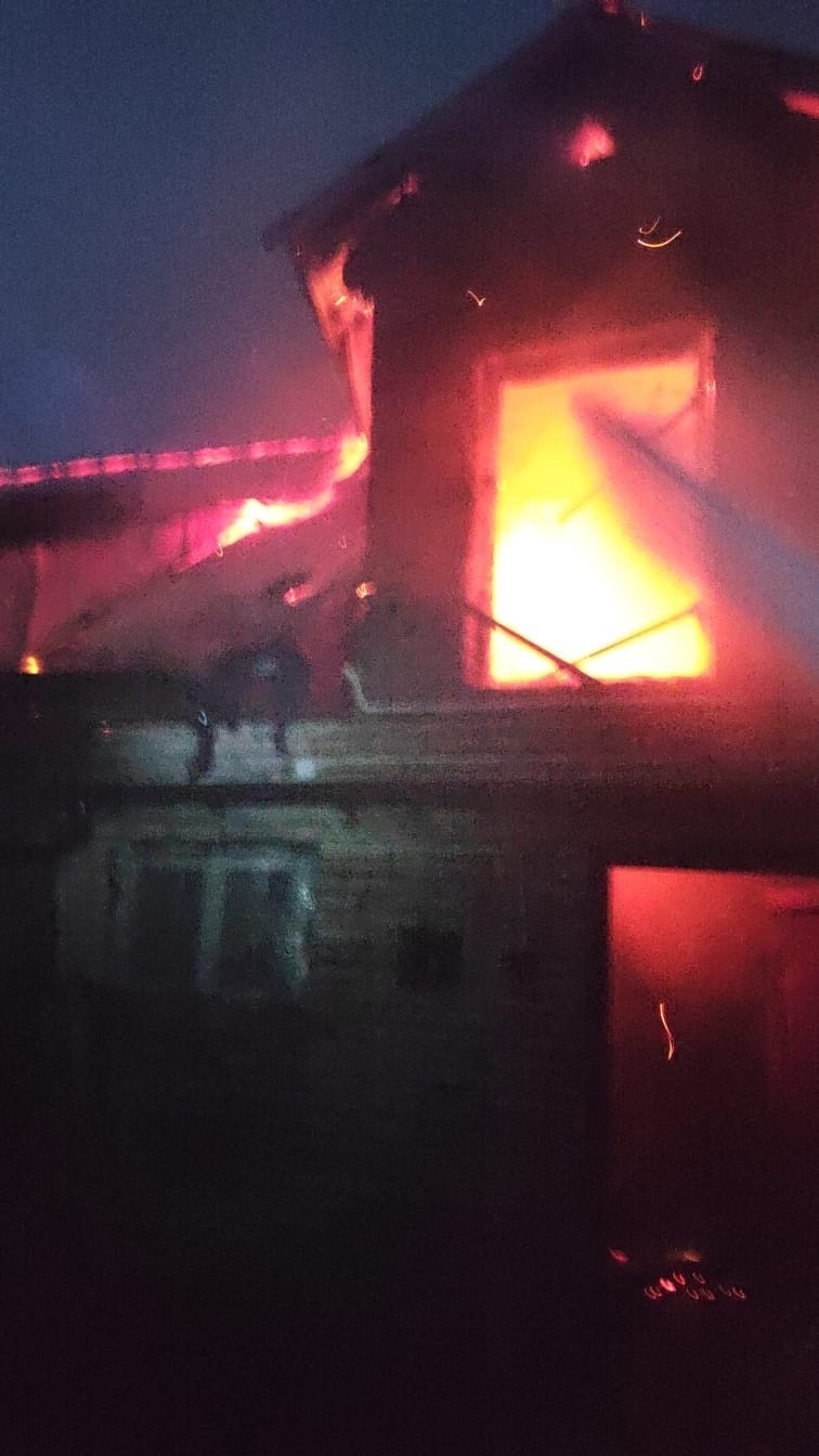 Pożar na dachu budynku gospodarczego w Unikowie.