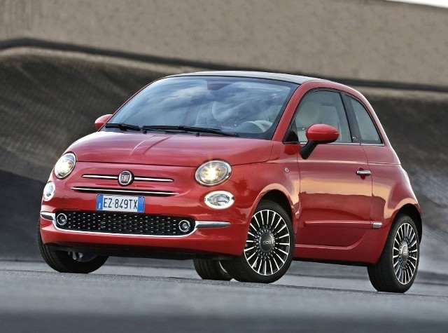 Fiat 500 zadebiutował w 2007 roku. Produkcja pojazdu rozpoczęła się w maju 2007 w tyskich zakładach Fiat Auto Poland. Samochód zdobył tytuł Europejskiego Samochodu Roku 2008. W 2015 auto przeszło face lifting. Pojazd otrzymał przeprojektowane wnętrze górnych przednich reflektorów, w które wkomponowane zostały światła mijania (opcjonalnie światła ksenonowe) oraz kierunkowskazy, zaś w dolnych kloszach oprócz świateł drogowych wkomponowane zostały światła do jazdy dziennej wykonane w technologii LED.
