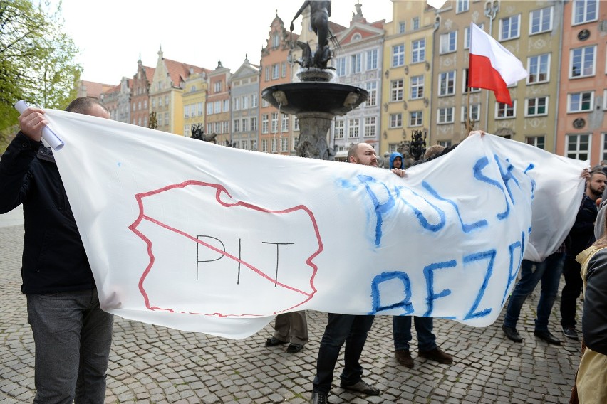 Akcja "Stop podatkowi PIT" w Gdańsku. Janusz Korwin - Mikke i happening pod Neptunem [ZDJĘCIA]