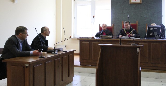 Tomasz Chojnowski (pierwszy z lewej) i jego pełnomocnik mecenas Aleksander Madetko podczas rozprawy w Sądzie Rejonowym w Kielcach.   