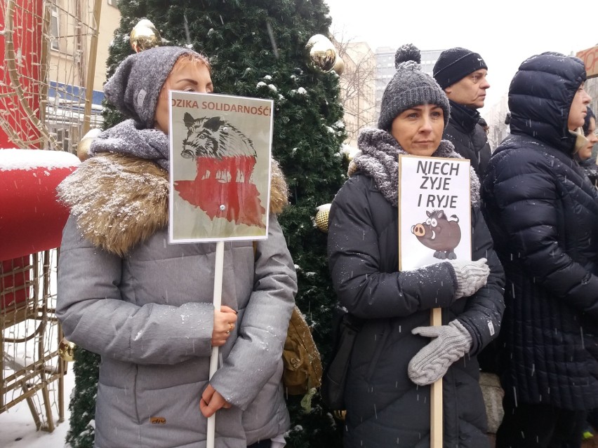 Demonstracja w pasażu Schillera w Łodzi przeciw polowaniom na dziki