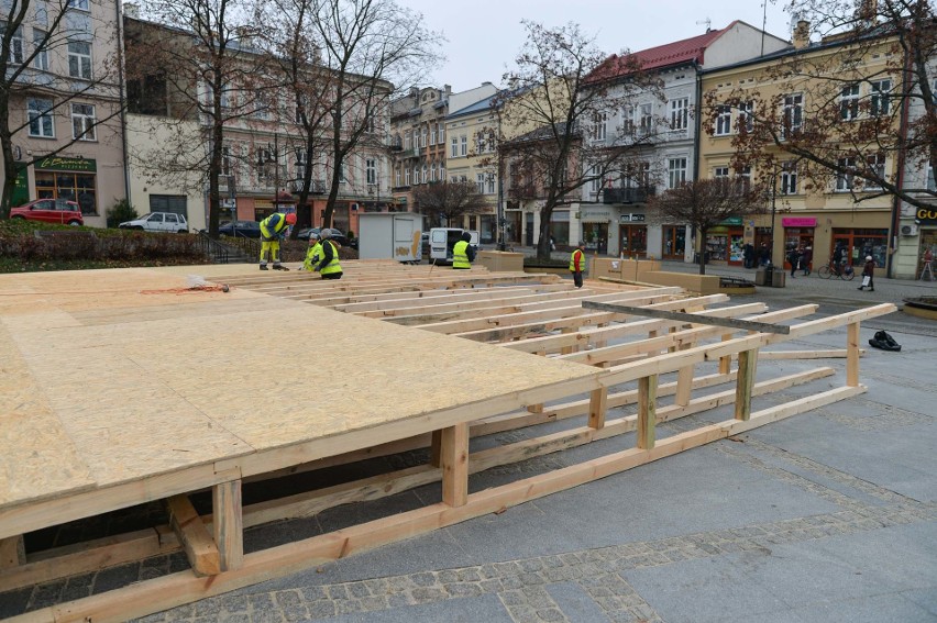 Na Placu Niepodległości w Przemyślu trwa budowa mobilnego...