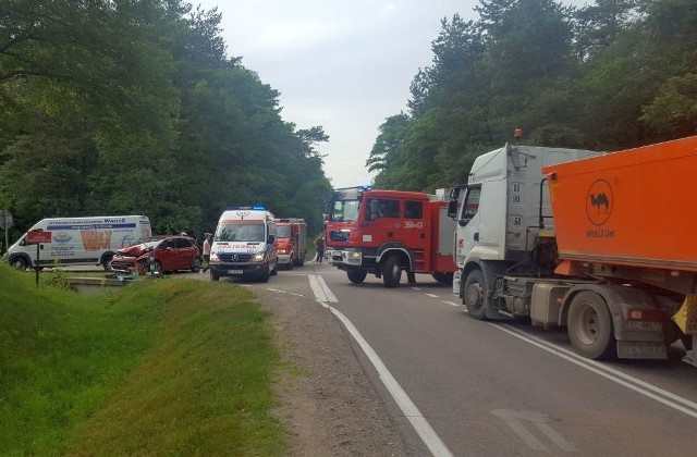 Do wypadku doszło dzisiaj popołudniu, przed godziną 14, na drodze krajowej Łomża – Wizna, na skrzyżowaniu krajowej 64 z drogami do Wiktorzyna i Olszyn.Wszystko zdarzył się kilka metrów od miejsca, gdzie wczoraj doszło do śmiertelnego wypadku: http://www.wspolczesna.pl/wypadek/a/olszyny-smiertelny-wypadek-na-dk-64-kierowca-audi-zginal-w-zderzeniu-z-losiem,10345422/