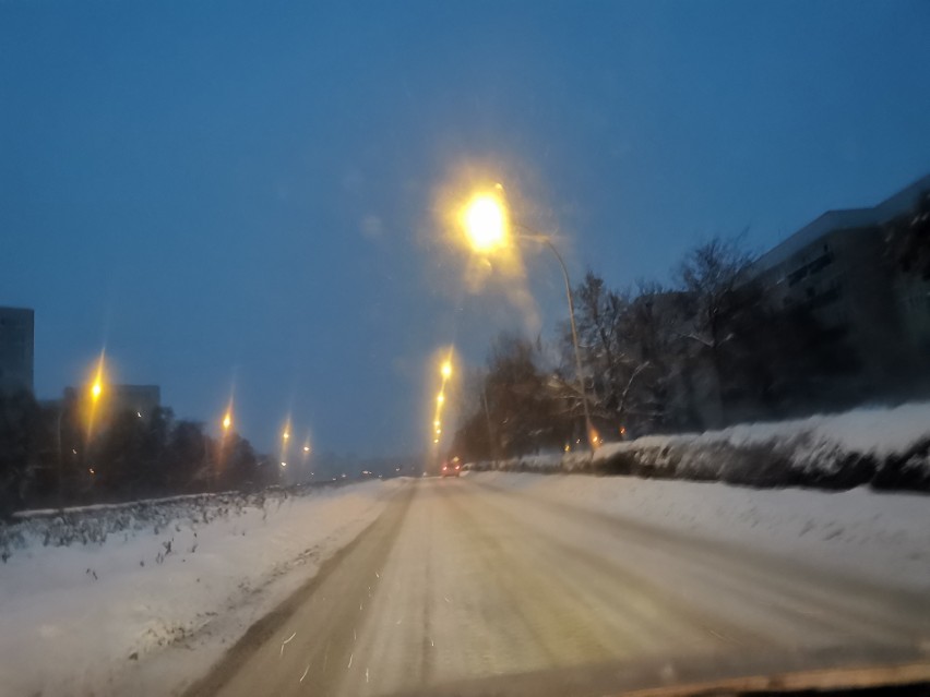 W Częstochowie wciąż prószy śnieg. Warunki na drogach są...