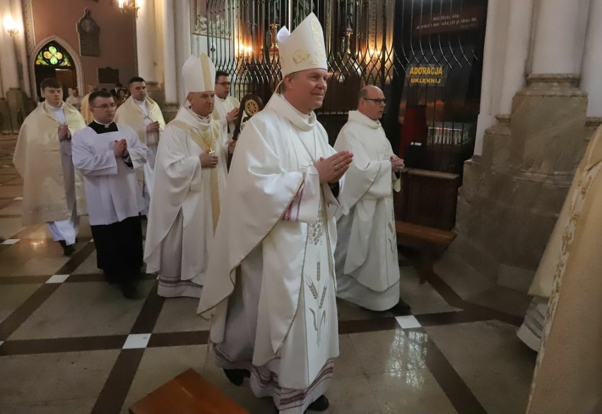 Msza Krzyżma Świętego w katedrze w Radomiu. Kilkuset księży z diecezji radomskiej odnowiło przyrzeczenia kapłańskie