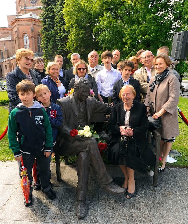 Na ławeczce  z prof. Zygmuntem Mackiewiczem