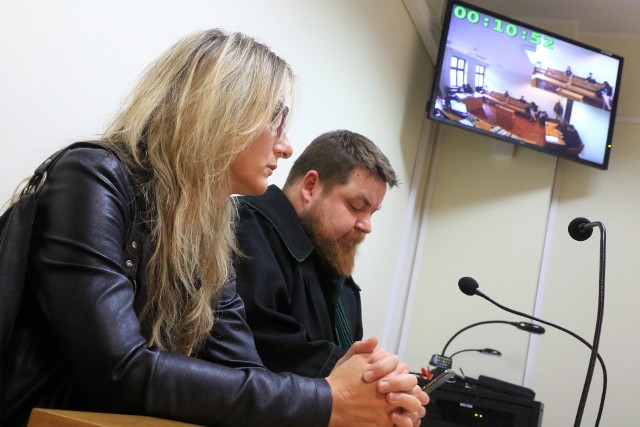 Magdalena Noskowska i jej adwokat  Laszlo Schlesinger w toruńskim sądzie. Proces ruszył w sierpniu 2016 roku.