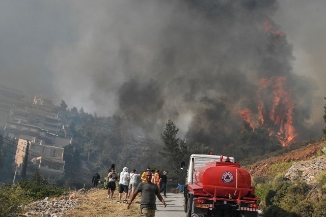 Małopolscy strażacy walczą z potężnymi pożarami w Grecji. Działają głównie w nocy, bo za dnia panuje piekielny upał.
