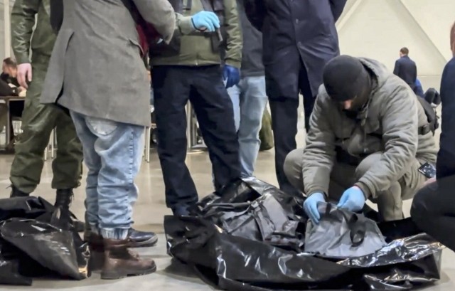 Uzbrojeni napastnicy zaatakowali w piątek salę koncertową Crocus City Hall w Krasnogorsku pod Moskwą.