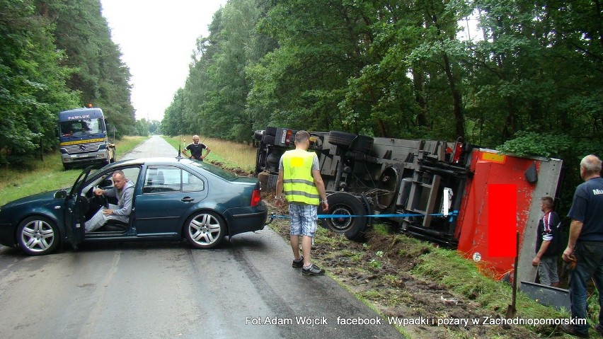 Wypadek: Ciężarówka na boku koło Połczyna