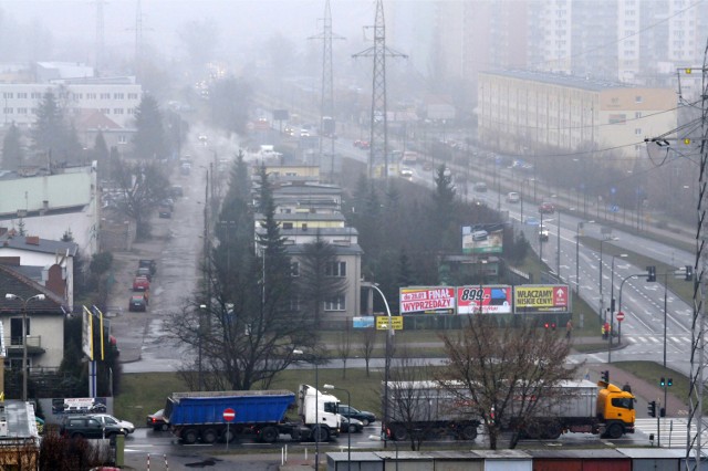 W Bydgoszczy nie brakuje miejsc, które są niebezpieczne dla rowerzystów. Jednym z nich jest ulica Kamienna. - Z powodu zniszczonej kostki brukowej, która po opadach deszczu czy śniegu jest dużym zagrożeniem - mówi Wojciech Bulanda ze stowarzyszenia Bydgoska Masa Krytyczna. - Mamy też obawy co do przebudowanej pętli tramwajowej Bielawy. Droga dla jednośladów przechodzi tam przez tory tramwajowe i w przypadku braku zachowania uwagi przez któregoś z uczestników ruchu, może dojść tam do wypadku.