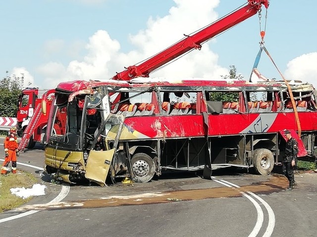 Do tragicznego wypadku autokaru doszło w sierpniu na tzw. zakręcie śmierci w Leszczawie Dolnej