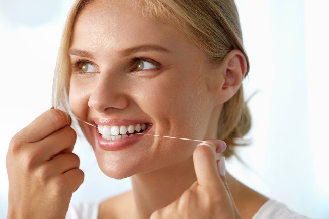 Nitka do zębów nie służy po prostu do pozbywania się resztek jedzenia spomiędzy zębów. Równie ważnym zadaniem jest czyszczenie z osadu bocznych powierzchni zębów, do których szczoteczka nie ma dostępu