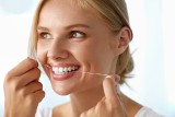 Nić dentystyczna jest niezbędna dla zdrowych zębów. Zobacz, jak używać nici dentystycznych w prawidłowy sposób i jaki rodzaj wybrać