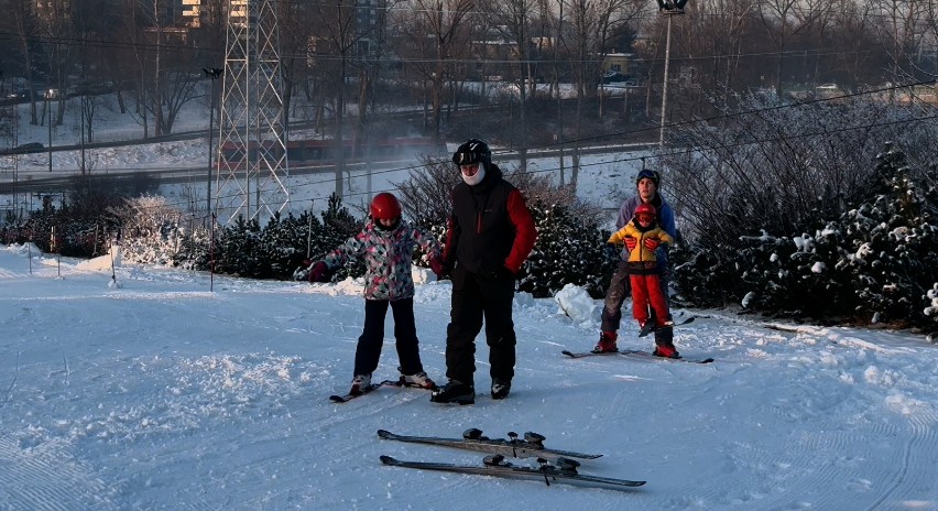 Stok narciarski w Sosnowcu już z pierwszymi odwiedzającymi.