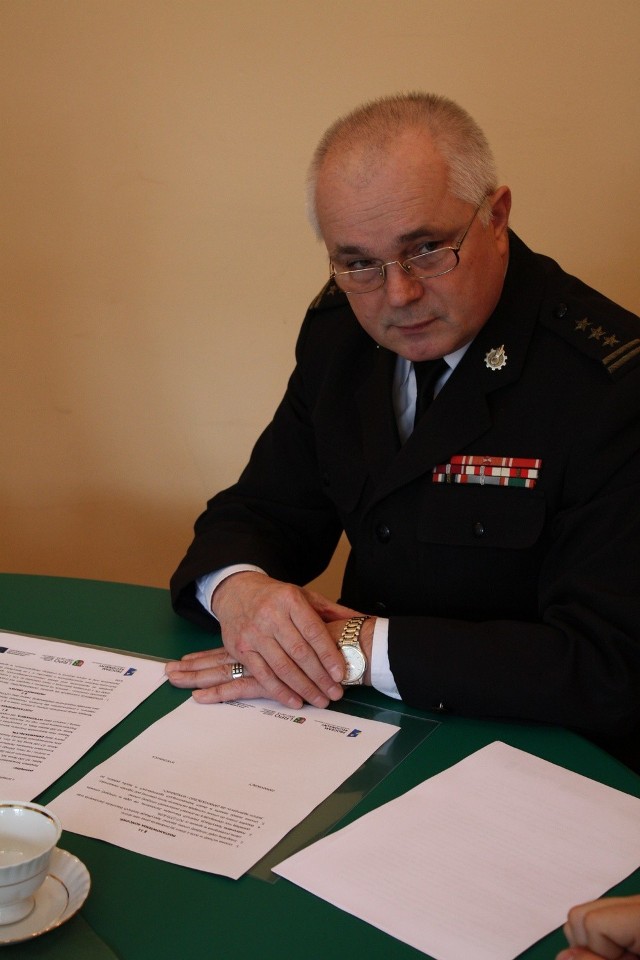Tadeusz Rybnicki, komendant nowosolskiej straży pożarnej podpisał wczoraj umowę zakupu nowego wozu