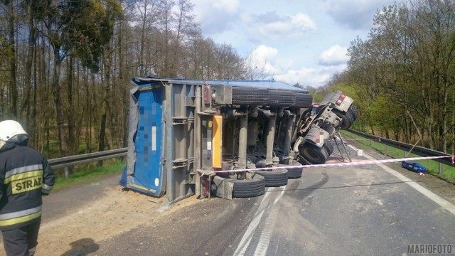 Ciężarówka z piaskiem przewróciła się na DK 46 pod Niemodlinem.