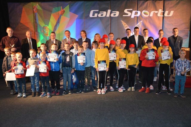 W sali Ośrodka Kultury i Turystyki odbyła się coroczna Gala Sportu. Podczas uroczystości nagrodzono pakoskich sportowców, trenerów i działaczy. Specjalnie powołana kapituła wybrała zwycięzców w osiemnastu kategoriach, a wyniki odczytywane były dopiero podczas gali. Były również dwa specjalne wyróżnienia dla dobrze zapowiadających się drużyn sportowych.Nagrodzeni sportowcy reprezentują najróżniejsze dyscypliny sportowe – nieprzerwanie króluje piłka nożna, koszykówka ale nie zabrakło również nowych dyscyplin jak karate, taniec czy motocross. Warto podkreślić, iż najmłodszym nagrodzonym sportowcem podczas dzisiejszej Gali Sportu był Wiktor Zakaszewski - 6-letni karateka.Laureatami w poszczególnych kategoriach zostali: - Adrianna Jaskuła - Zawodnik Roku 2018 w kat. Szkół Podstawowych,- Drużyna dziewcząt w składzie: Natalia Perlikowska, Klaudia Wójcik, Dżenifer Bryda, Nikola Tomczak, Zuzanna Kubiszewska, Oliwia Wiśniewska ze Szkoły Podstawowej im. Ewarysta Estkowskiego za zajęcie IV miejsce w wojewódzkich igrzyskach młodzieży szkolnej w drużynowych biegach przełajowych dziewcząt - Żeńska Drużyna Roku 2018 w kat. Szkół Podstawowych,- Drużyna chłopców w składzie: Aleksander Nadolski, Witold Macina, Mateusz Streich, Błażej Emeschajmer, Adam Kurek, Oskar Skunicki, Hubert Marek, Krystian Cuber, Filip Kurczewski ze Szkoły ze Szkoły Podstawowej im. Ewarysta Estkowskiego w Pakości za zajęcie IV miejsce w wojewódzkich igrzyskach młodzieży szkolnej w koszykówce chłopców - Męska Drużyna Roku 2018 w kat. Szkół Podstawowych,- Filip Marciniak - Piłkarz Roku 2018 w kat. Orlik,- Patryk Nowak - Piłkarz Roku 2018 w kat. Junior Młodszy,- Bartosz Zwoliński - Piłkarz Roku 2018 w kat. Trampkarz Młodszy,- Adam Kozłowski - Piłkarz Roku 2018 w kat. Trampkarz Starszy,- Roger Babiarz - Piłkarz Roku 2018 w kat. Senior,- Odkrycie Roku 2018 - Weronika Obiała,- Oskar Skunicki - Koszykarz Roku 2018,- Filip Kurczewski - Żeglarz Roku 2018,- Mariusz Jardonowski - Najlepszy Zawodnik 2018 w kat. Strzelectwo Sportowe,- Wiktor Zakaszewski - Karateka Roku 2018,- Drużyna Chatty Chatty Crew w składzie: Emilia Kaczmarek, Julia Krauze, Amelia Kumar, Iga Mroczkowska, Julia Nadolna, Julia Piętas, Liliana Popielińska, Weronika Skonieczna, Wiktoria Sudoł, Zuzanna Świercz, Kacper Woliński - Taniec Roku 2018,- Arkadiusz Padniewski - Trener Roku 2018 (wyróżnienie odebrał Mirosław Zakaszewski),- Gwidon Sudoł - Wyróżnienie dla Działacza Roku 2018,- Jerzy Sudoł - Wyróżnienie w kat. Zasłużony dla Sportu (wyróżnienie odebrał p. Ryszard Sudoł).Statuetkę Sportowca Roku 2018 otrzymał Filip Kurczewski.Podczas Gali wręczono również dwa wyjątkowe wyróżnienia: - Wyróżnienie dla Drużyny Żaków w kat. Przyszłość Sportu, drużyna w składzie: Piotr Cecelon, Szymon Iskra, Kamil Foleher, Franek Bucholc, Igor Kosiński, Łukasz Kosiński, Mikołaj Krusiński, Oliwier Maj, Filip Marciniak, Wiktor Podlaszewski, Szymon Ojczenasz, Mikołaj Popielarz, Nikodem Sobieralski, Bartek Stawicki, Jakub Świercz, Wojciech Szot, Lena Oleszko, Oliwier Gil, Igor Moritz, Mateusz Jarek, Michał Lewandowski,- Wyróżnienie dla Drużyny Skrzatów w kat. Przyszłość Sportu, drużyna w składzie: Igor Chrząszcz, Kacper Filipiak, Marcel Filipiak, Dawid Furdal, Krzysztof Szklarski, Krzysztof Kaliński, Igor Thielmann, Filip Maciejczak, Wojtek Maciejczak, Szymon Malik, Nikodem Nawrocki, Olek Nowakowski, Oskar Pufal, Olek Sudoł, Oliwier Szafarczyk, Mikołaj Tomaszewski, Tymoteusz Pawłowski, Fabian Wencka, Szymon Wiśniewski, Kuba Popławski, Filip Babiarz.Imprezę poprowadził Piotr Woltman, a wieczór uświetnił występ zespołu Dr Blues.Wszystkim nominowanym i nagrodzonym serdecznie gratulujemy!Flash Info - najważniejsze wydarzenia z Bydgoszczy i regionu