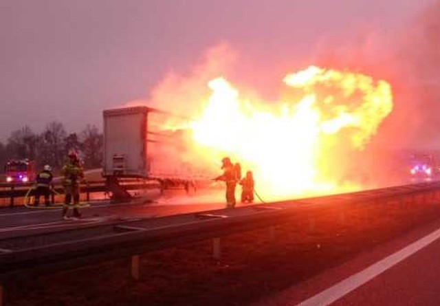 Wypadek i pożar tira na drodze ekspresowej S8