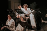 Uczestnicy performansu w Stalowej Woli odkrywali poruszającą historię dramatu "Naszej klasy" Tadeusza Słobodzianka. Zobacz zdjęcia